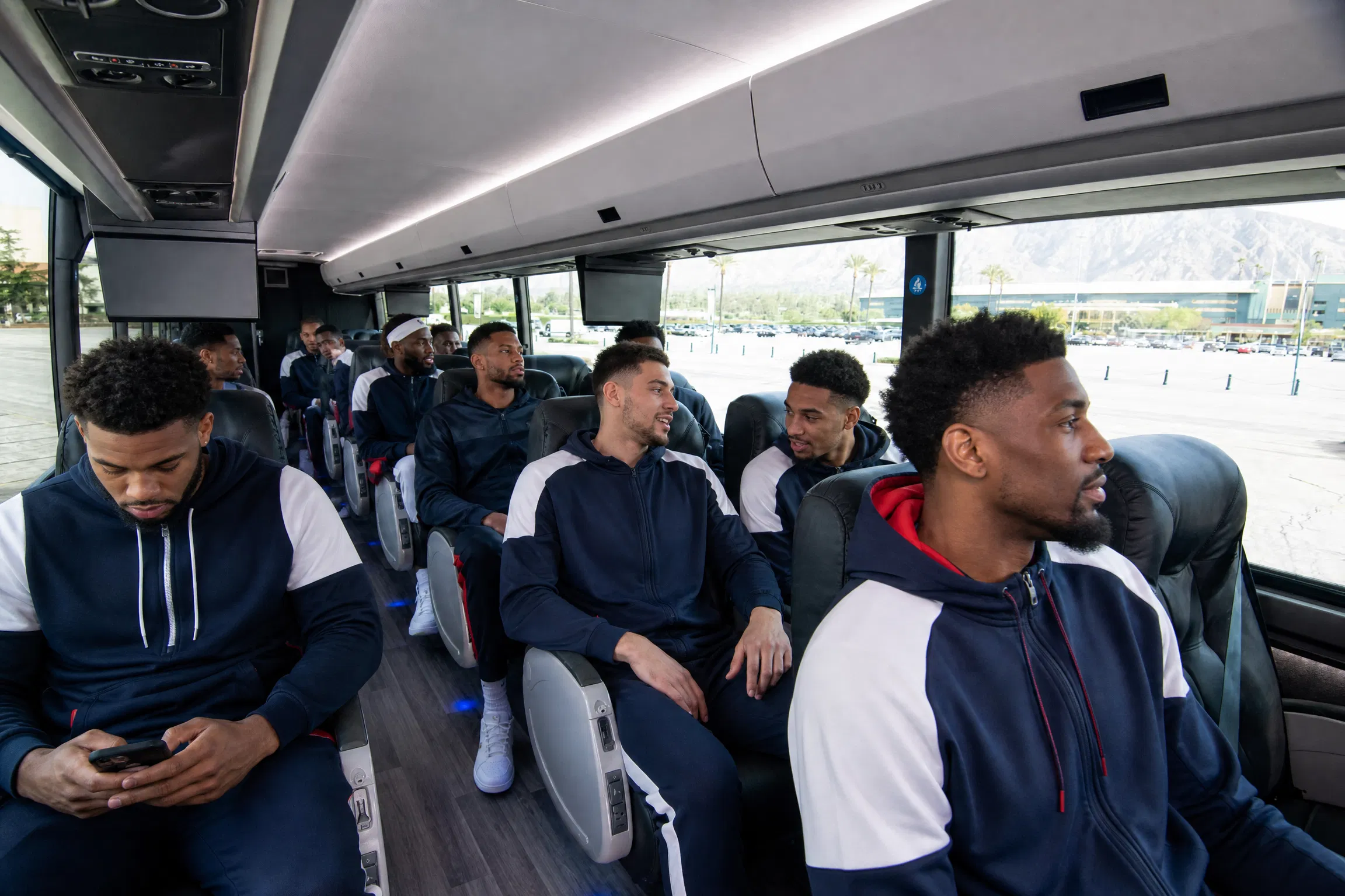 Group transportation with the UniSky Express coach